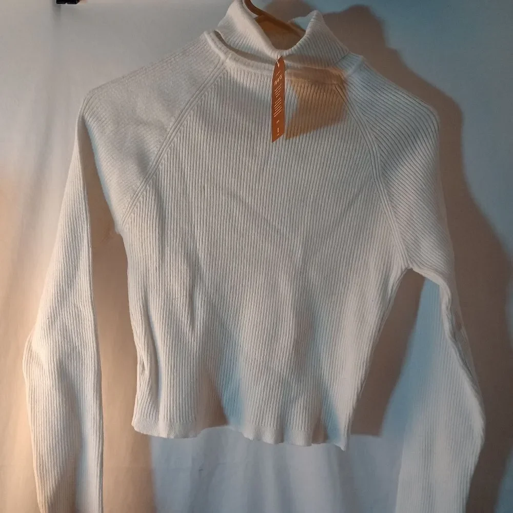 Reoria medium white turtleneck style crop shirt NWT (Rox244)